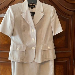 Kasper seersucker like material suit. 6/8